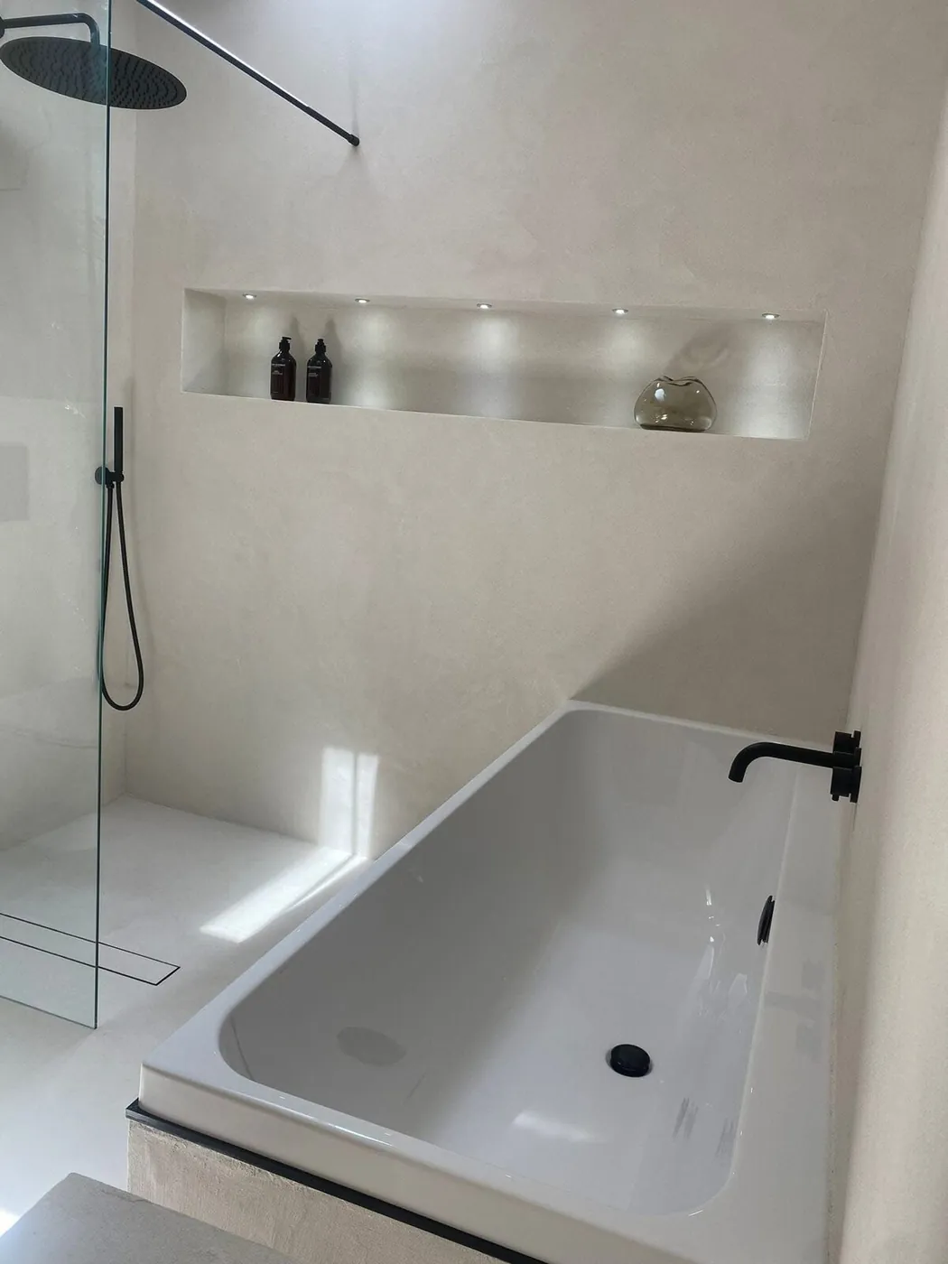 Finished microcement bathroom by Glasgow Microcement (photo 10)