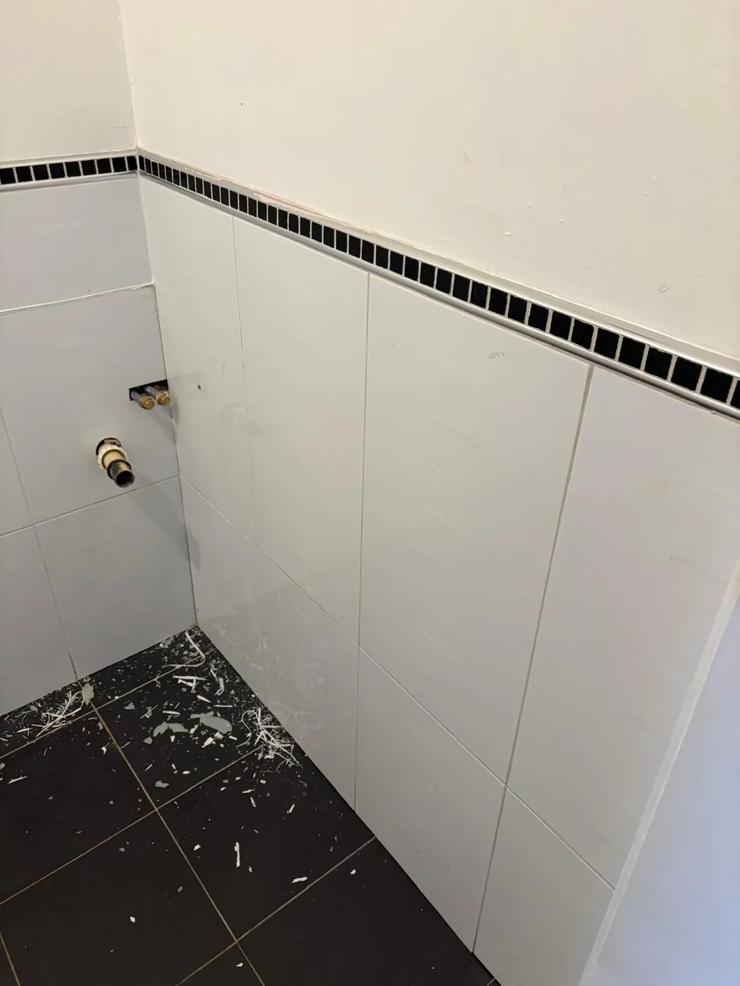 Microcement bathroom before refurbishment by Glasgow Microcement (photo 5)