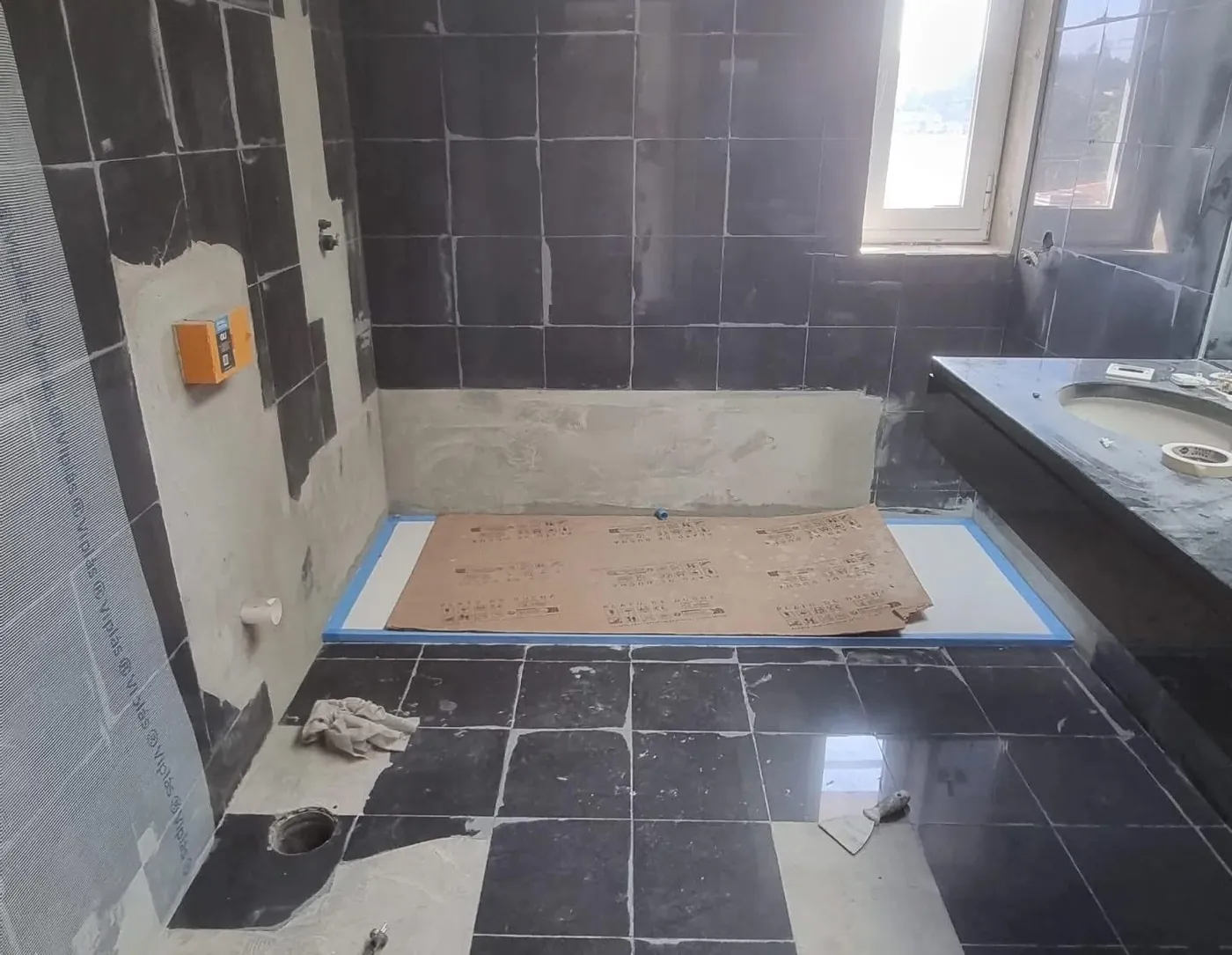 Microcement bathroom before refurbishment by Glasgow Microcement (photo 7)