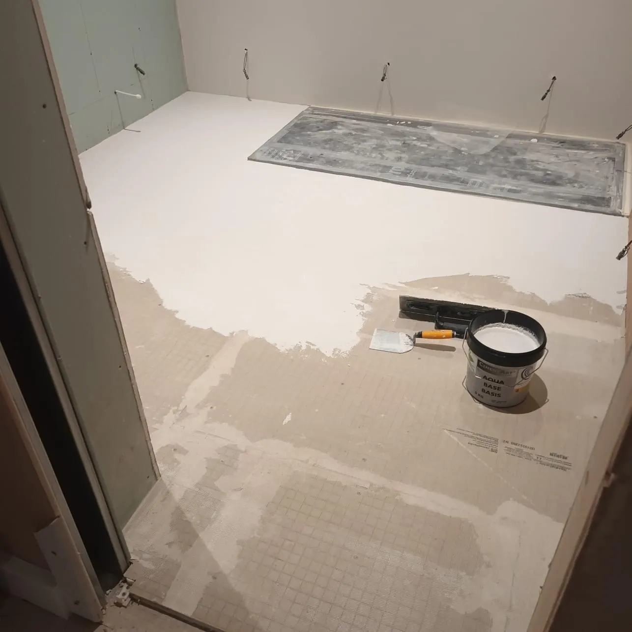 Microcement floor being applied by Glasgow Microcement (photo 21)