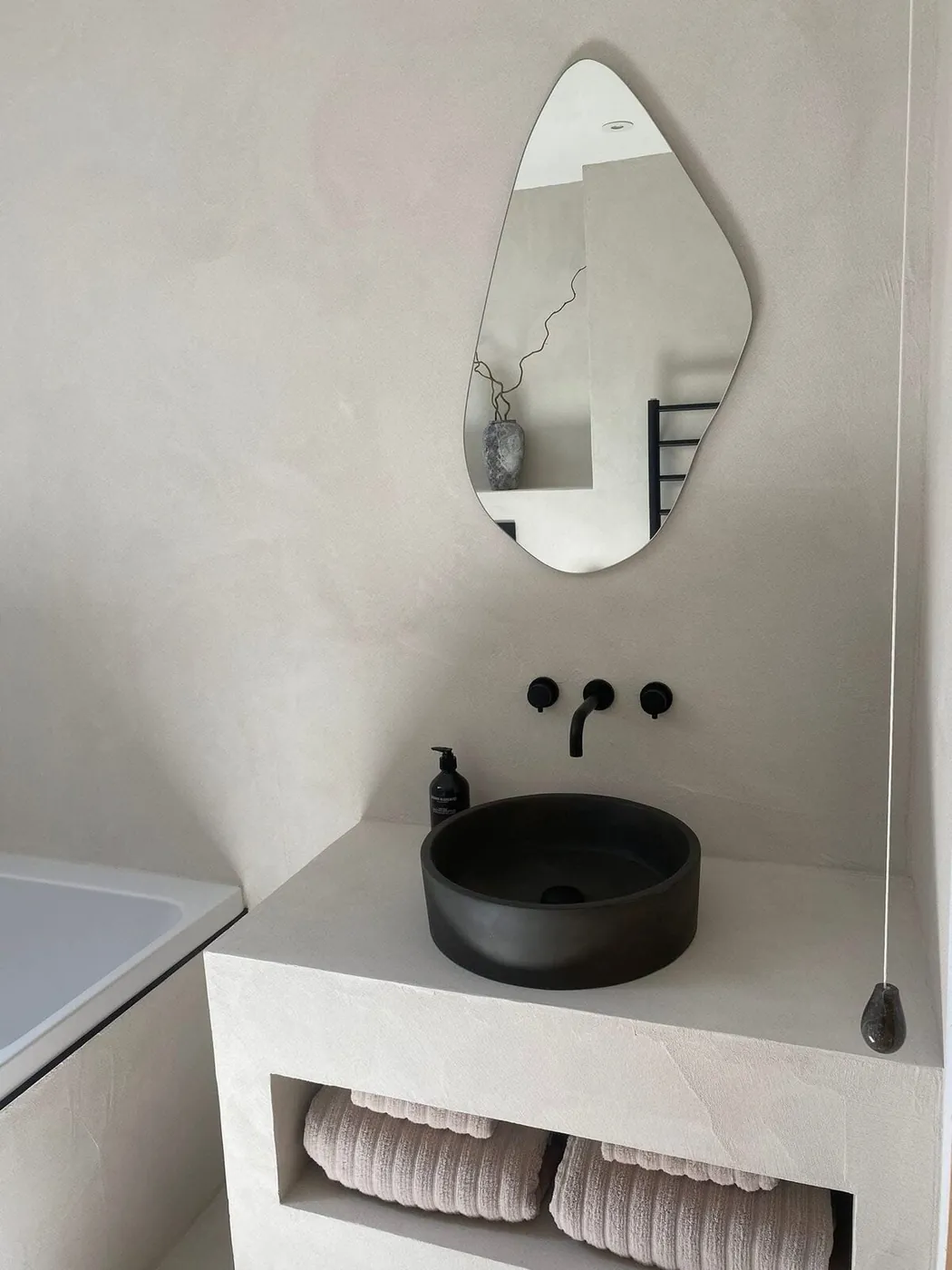 Finished microcement bathroom by Glasgow Microcement (photo 15)