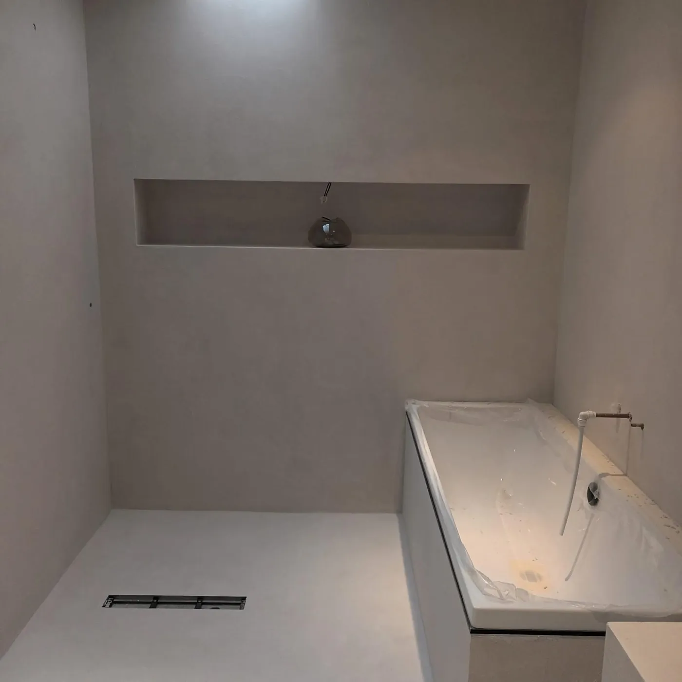 Finished microcement bathroom by Glasgow Microcement (photo 4)