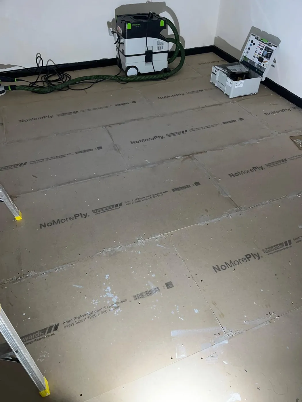 Microcement floor before refurbishment by Glasgow Microcement (photo 3)