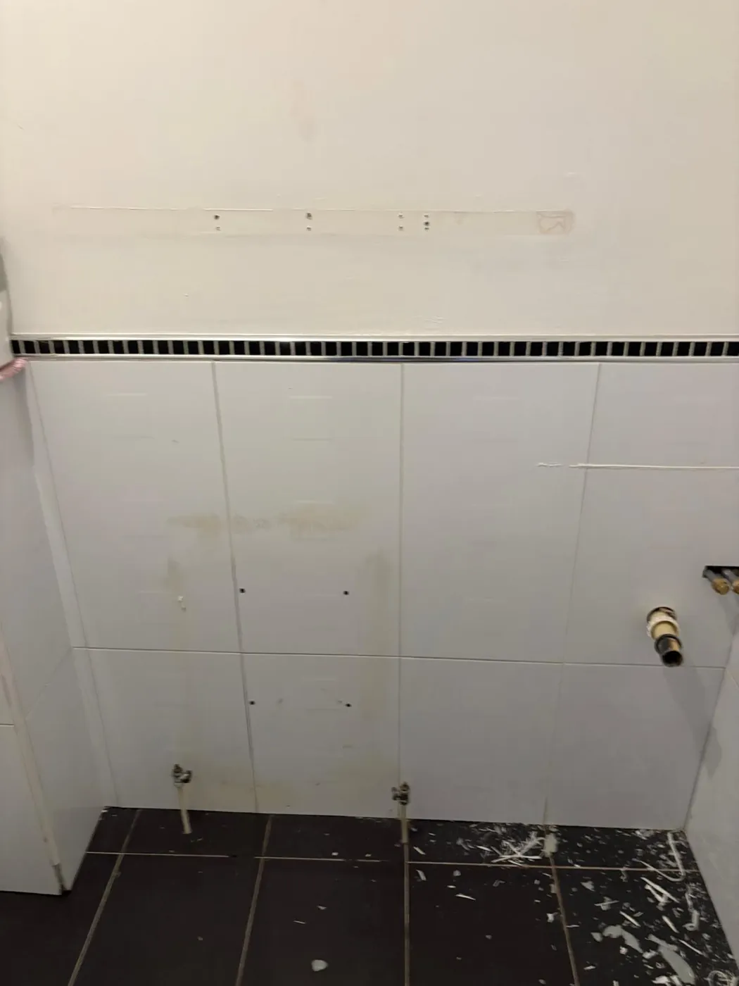 Microcement bathroom before refurbishment by Glasgow Microcement (photo 6)