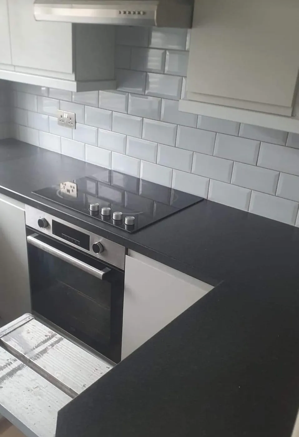 Spray granite worktop before refurbishment by Glasgow Microcement (photo 3)