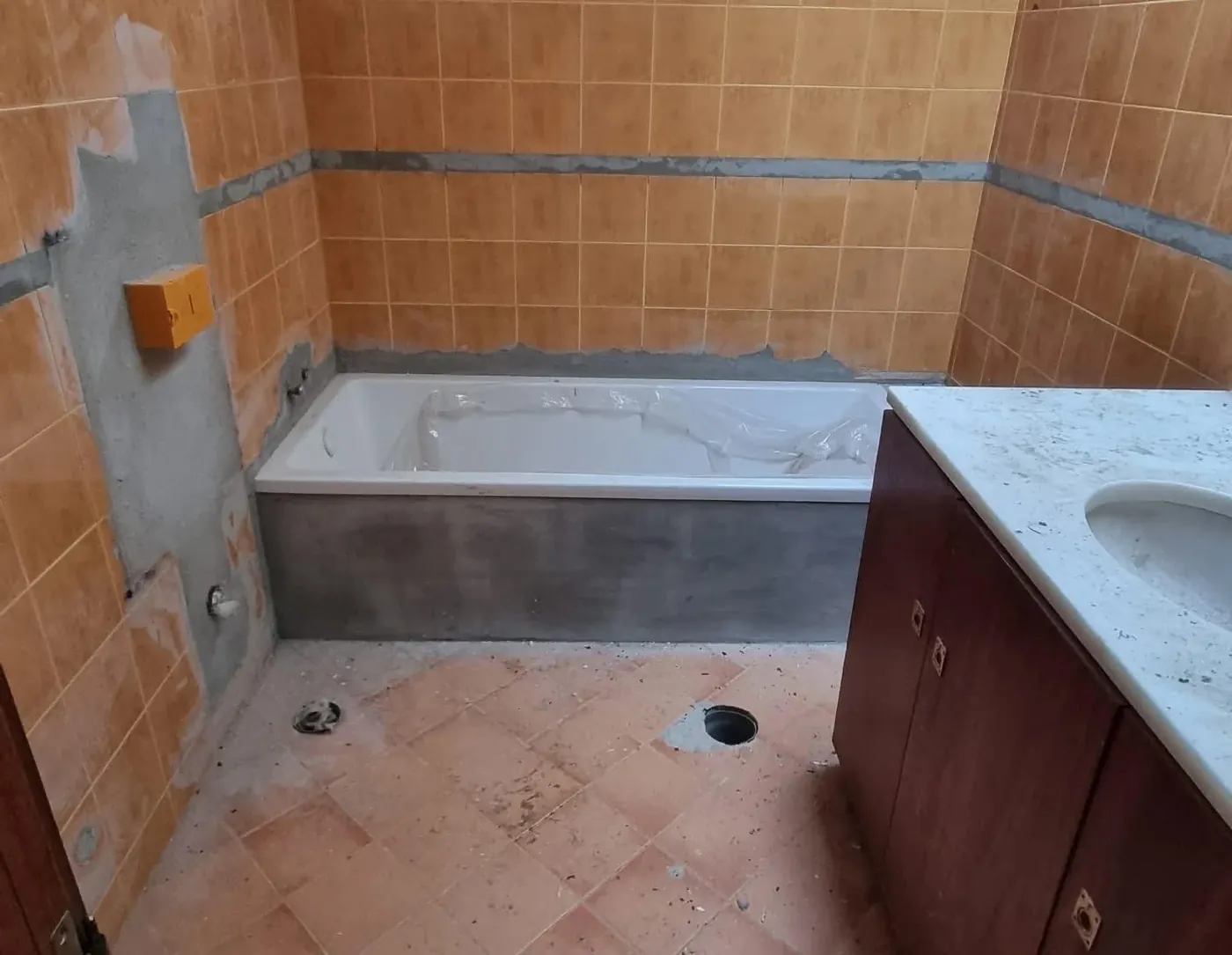 Microcement bathroom before refurbishment by Glasgow Microcement (photo 12)