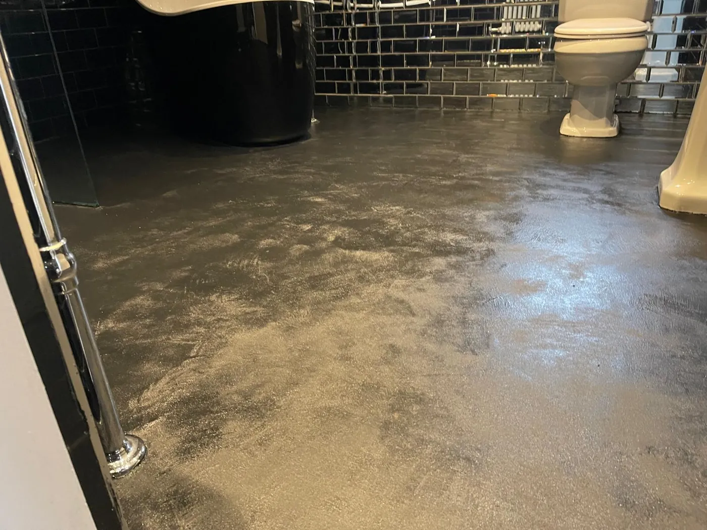 Finished microcement bathroom floor by Glasgow Microcement (photo 1)